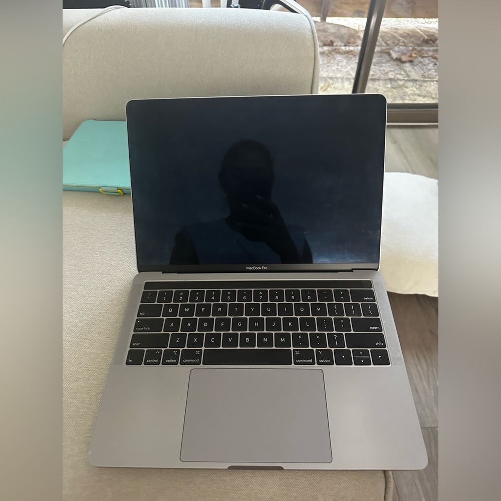 Apple MacBook Pro 13.3" Intel Core i5 8th Gen., 1.40 GHz, 8GB)